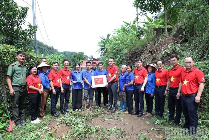 Các đại biểu trao quà tặng chiến sĩ thanh niên tình nguyện địa phương. (Ảnh: LÂM HẢI)