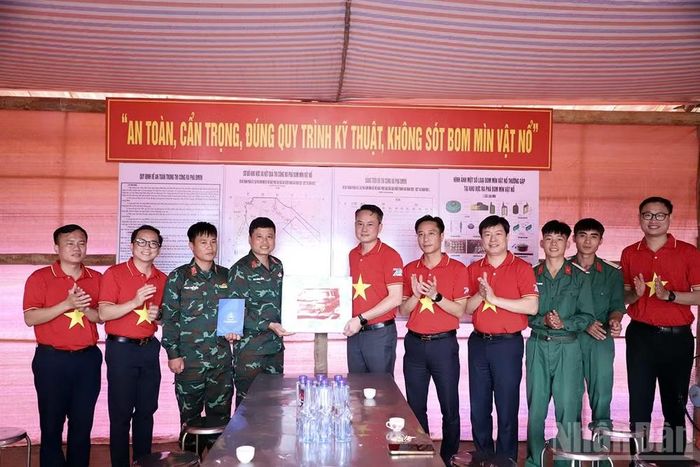 Đoàn đại biểu đến thăm, trao quà tặng cán bộ, chiến sĩ rà phá bom mìn Lữ đoàn Công binh 543/Quân khu 2. (Ảnh: LÂM HẢI)