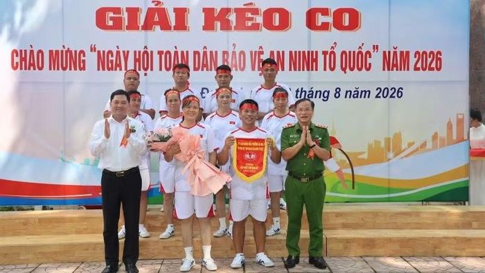 Trao giải thể thao tại ngày hội. (Ảnh: LINH THẠCH)
