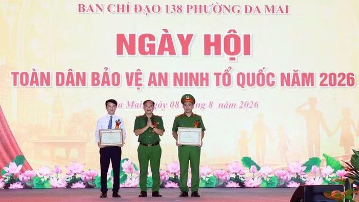 Khen thưởng các cá nhân có thành tích xuất sắc trong phong trào bảo vệ an ninh Tổ quốc tại Ngày hội. (Ảnh: LINH THẠCH)