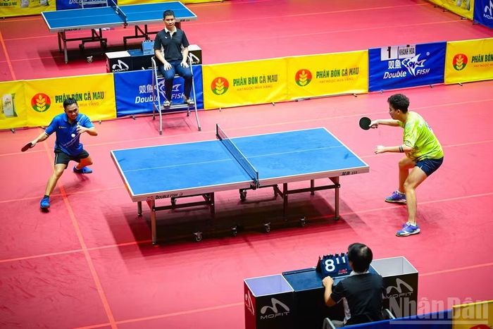 Đinh Anh Hoàng (trái) khẳng định đẳng cấp nhà đương kim vô địch nội dung đơn nam. (Ảnh: BẢO LONG)