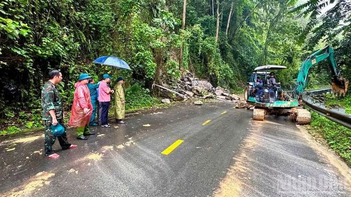Chính quyền địa phương khuyến cáo người dân hạn chế lưu thông qua các khu vực đèo, đường dốc khi điều kiện thời tiết không thuận lợi.