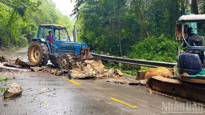 Một lượng lớn đất, đá tràn ra mặt đường khu vực đèo Con Ó, trên Tỉnh lộ 725 đoạn qua xã Đạ Tẻh 3 (Lâm Đồng).