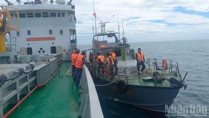 Lực lượng biên phòng tiếp cận Tàu 629, Vùng 3 Hải quân để nhận bàn giao nạn nhân đưa vào bờ an toàn.