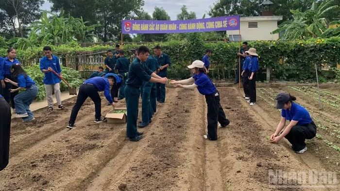 Tuổi trẻ hai đơn vị cùng tham gia các hoạt động tăng gia sản xuất, bảo vệ môi trường.