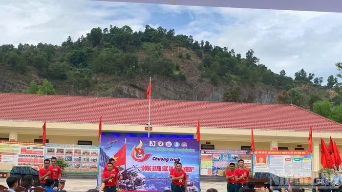 Các tiết mục văn nghệ giao lưu giữa hai đơn vị.