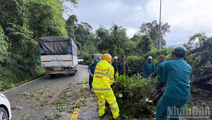 Dự báo diễn biến của mưa lũ đang tiếp tục diễn biến phức tạp, chính quyền địa phương xã Đạ Huoai 2 chỉ đạo cắt cử lực lượng thường trực để kịp thời ứng phó các sự cố xảy ra.