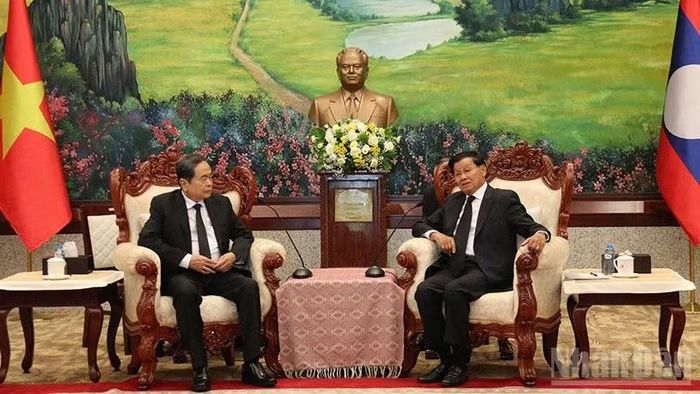 Chủ tịch Quốc hội Trần Thanh Mẫn (bìa trái) hội kiến Tổng Bí thư, Chủ tịch nước Lào Thongloun Sisoulith. (Ảnh: TRỊNH DŨNG)