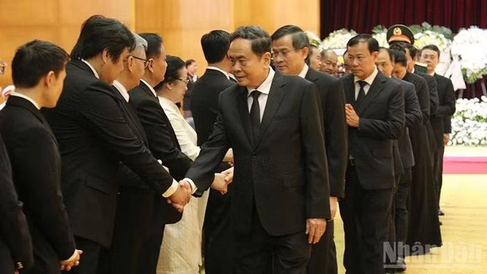 Thay mặt Đảng, Nhà nước và nhân dân Việt Nam, Chủ tịch Quốc hội Trần Thanh Mẫn gửi lời chia buồn sâu sắc nhất tới Đảng, Nhà nước, Quốc hội, nhân dân Lào cùng toàn thể gia quyến Chủ tịch Quốc hội Saysomphone Phomvihane. (Ảnh: DUY TOÀN)