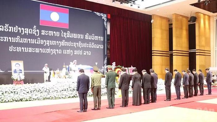 Đoàn đại biểu cấp cao Đảng, Nhà nước Việt Nam viếng đồng chí Saysomphone Phomvihane, Ủy viên Bộ Chính trị, Chủ tịch Quốc hội Lào. (Ảnh: DUY TOÀN)