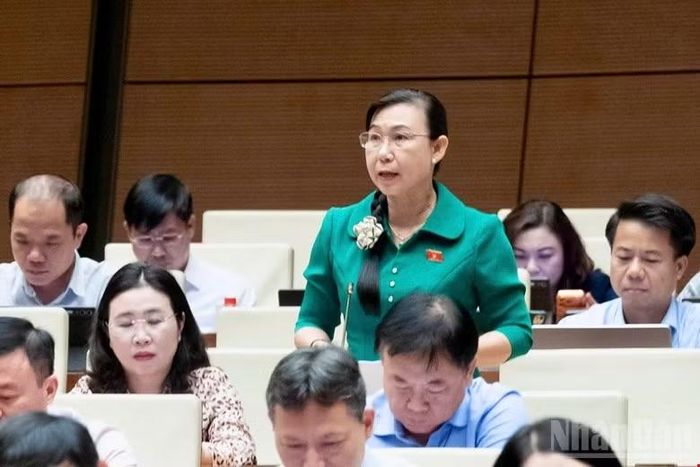 Đại biểu Phan Thị Mỹ Dung (Đoàn Tây Ninh) phát biểu tại hội trường. (Ảnh: DUY LINH)