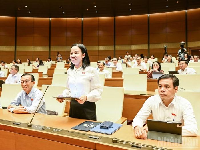 Đại biểu Võ Ngọc Thanh Trúc (Đoàn Thành phố Hồ Chí Minh) phát biểu tại hội trường. (Ảnh: DUY LINH)