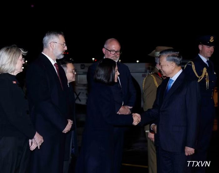 Quan chức Australia đón Tổng Bí thư, Chủ tịch nước Tô Lâm tại sân bay quốc tế Sydney Kingsford Smith. (Ảnh: TTXVN)