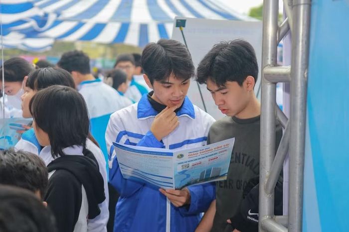 Thí sinh tìm hiểu thông tin về Trường đại học Giao thông vận tải trong mùa tuyển sinh năm 2026.
