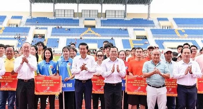 Các đồng chí lãnh đạo dự lễ khai mạc Giải vô địch Điền kinh quốc gia tại tỉnh Cà Mau. (Ảnh: HỮU THỌ)