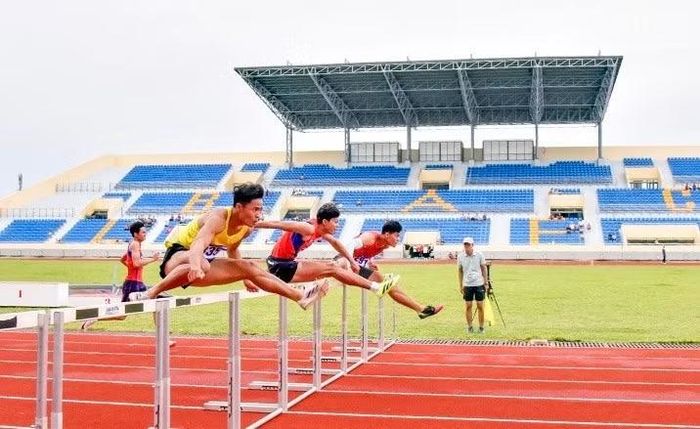Các vận động viên tranh tài quyết liệt tại chung kết 110m rào nam U23. (Ảnh: HỮU THỌ).