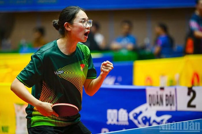 Tay vợt Lâm Thu Cúc lần lượt vượt qua các nhà vô địch Mai Hoàng Mỹ Trang và Nguyễn Khoa Diệu Khánh đầy thuyết phục. (Ảnh: BẢO LONG)