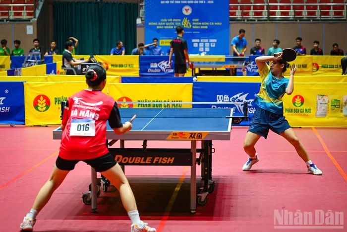 Các cô gái Hải Phòng thi đấu lấn lướt trước Đà Nẵng để giành quyền đi tiếp. (Ảnh: BẢO LONG)