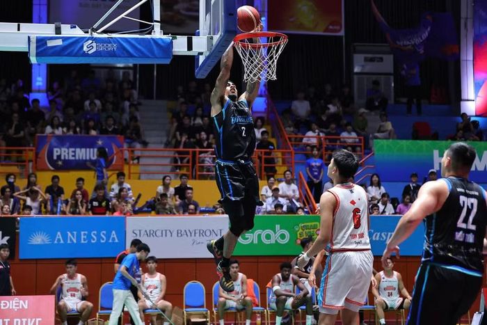AJ Bramah úp rổ ghi điểm cho Hanoi Buffaloes. (Ảnh: VBA)