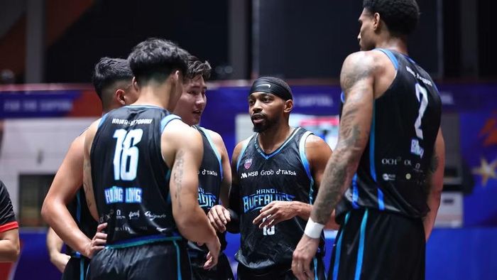 Hanoi Buffaloes chơi cẩn trọng dù sớm đạt lợi thế lớn. (Ảnh: VBA)