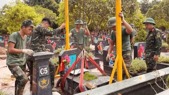 Các chiến sĩ cẩn trọng di chuyển phần mộ liệt sĩ. (Ảnh: Đắc Sơn)