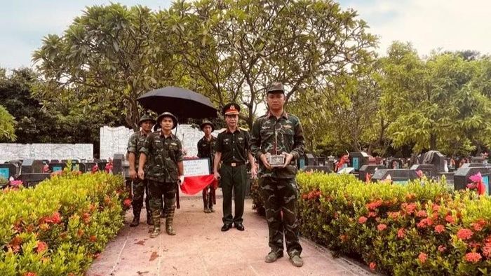 Các cán bộ, chiến sĩ chuẩn bị thủ tục lấy mẫu hài cốt liệt sĩ tại Nghĩa trang Mai Dịch. (Ảnh: Đắc Sơn)