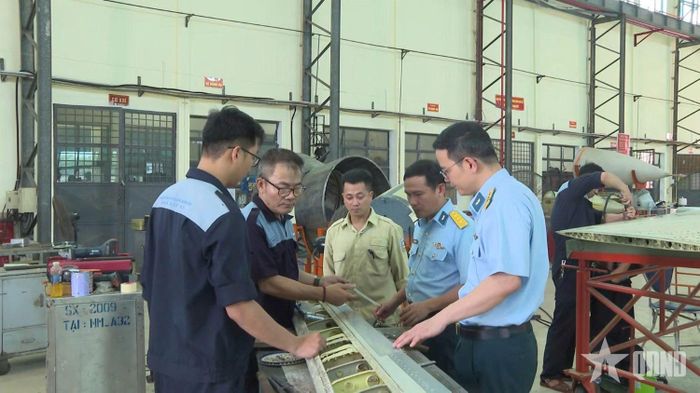 Thượng tá Nguyễn Ngọc Thế (thứ hai, từ phải sang) và cán bộ, kỹ sư Nhà máy A32 nghiên cứu phương án sửa chữa kéo dài niên hạn máy bay Su-30MK2.