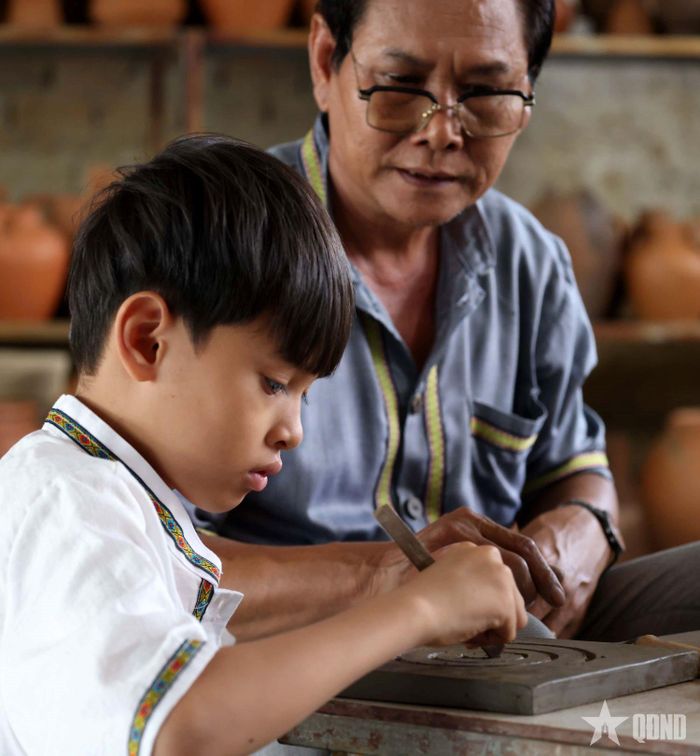 Việc truyền nghề làm gốm Bàu Trúc cho con trai là một bước chuyển mình mang tính lịch sử tại làng gốm cổ này, vốn nổi tiếng với truyền thống mẫu hệ. 
