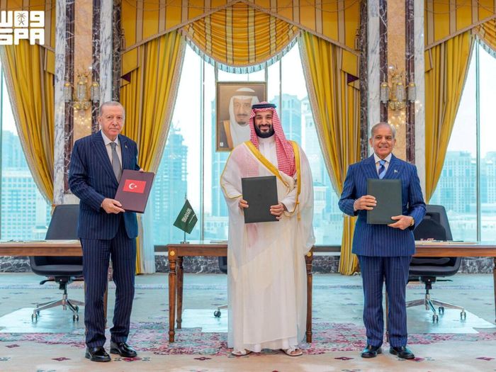 Từ trái qua: Tổng thống Thổ Nhĩ Kỳ Recep Tayyip Erdogan, Thái tử Saudi Arabia Mohammed bin Salman Al Saud và Thủ tướng Pakistan Shehbaz Sharif ký hiệp ước phòng thủ chung tại Mecca (Saudi Arabia), ngày 7-8. Ảnh: Reuters