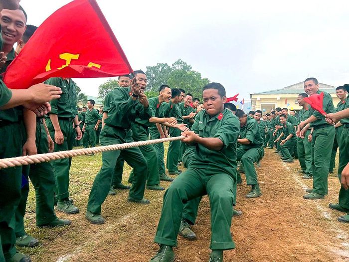 Chiến sĩ Tiểu đoàn 1, Trung đoàn 1 sôi nổi tham gia môn kéo co. 