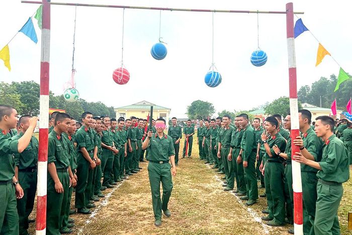  Các chiến sĩ Tiểu đoàn 1, Trung đoàn 1 sôi nổi tham gia trò chơi bịt mắt đập bóng.