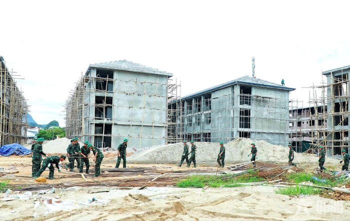 Chiến sĩ Sư đoàn 324 trên công trường.