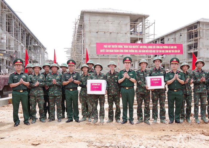 Lãnh đạo, chỉ huy Sư đoàn 324 thăm, động viên, tặng quà cán bộ, chiến sĩ thực hiện nhiệm vụ.