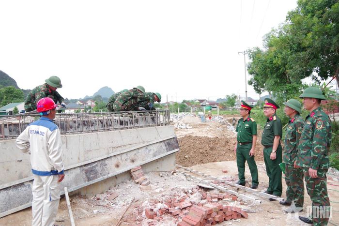 Lãnh đạo, chỉ huy Sư đoàn 324 kiểm tra, động viên cán bộ, chiến sĩ đơn vị thực hiện nhiệm vụ.
