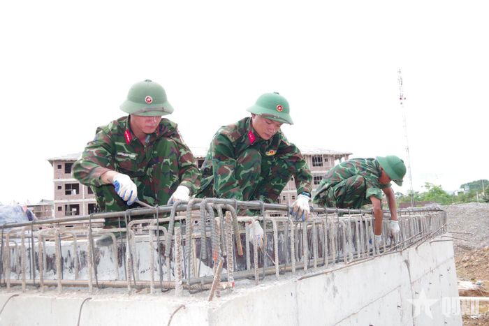 Cán bộ, chiến sĩ Trung đoàn 335 tham gia các hoạt động trên công trường xây dựng Trường Phổ thông liên cấp Tiểu học và THCS xã Anh Sơn.