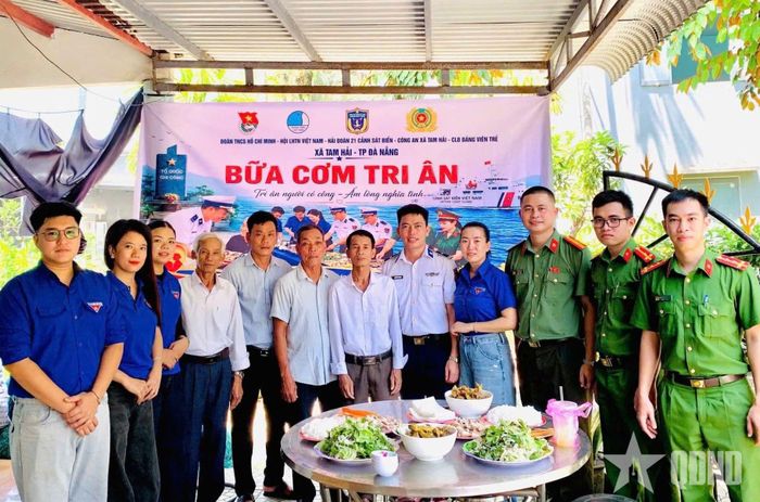 Thiếu tá Nguyễn Văn Mạnh tham gia phối hợp với các lực lượng nơi đơn vị đóng quân tổ chức “Bữa cơm tri ân” tại gia đình ông Phạm Minh Tịnh (xã Tam Hải, TP Đà Nẵng), nơi thờ phụng Bà mẹ Việt Nam anh hùng Nguyễn Thị Lộc và liệt sĩ Phạm Lộc nhân kỷ niệm 79 năm Ngày Thương binh - Liệt sĩ.