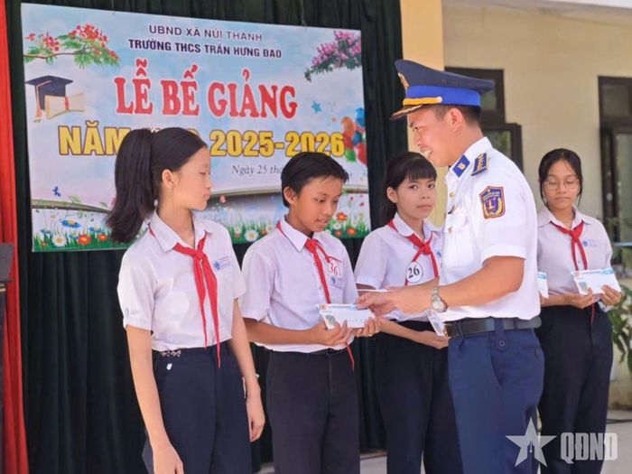 Thiếu tá Nguyễn Văn Mạnh đại diện đơn vị tặng quà học sinh có hoàn cảnh khó khăn, vượt khó vươn lên trong học tập tại Trường THCS Trần Hưng Đạo (xã Núi Thành, TP Đà Nẵng).