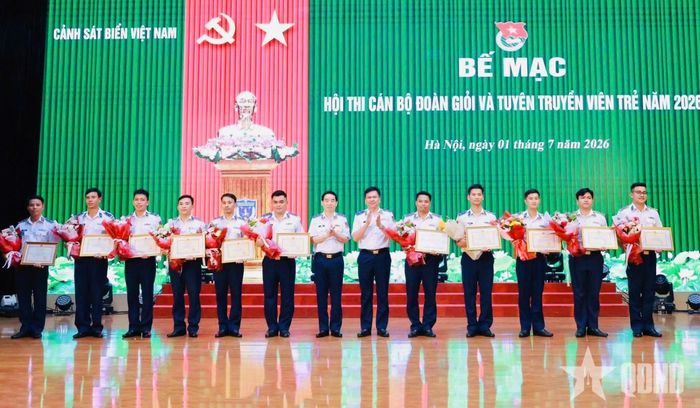 Thiếu tá Nguyễn Văn Mạnh (thứ 3, từ trái sang) xuất sắc đoạt giải nhì Hội thi cán bộ Đoàn giỏi cấp Cảnh sát biển Việt Nam năm 2026.