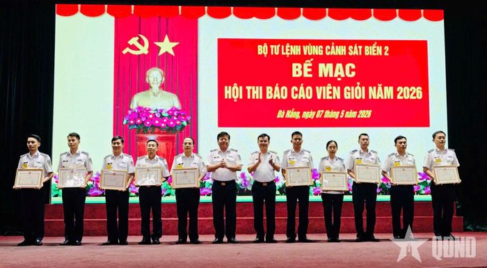 Thiếu tá Nguyễn Văn Mạnh (thứ 5, từ phải sang) xuất sắc đoạt giải nhất Hội thi Báo cáo viên giỏi cấp Bộ tư lệnh Vùng Cảnh sát biển 2 năm 2026.