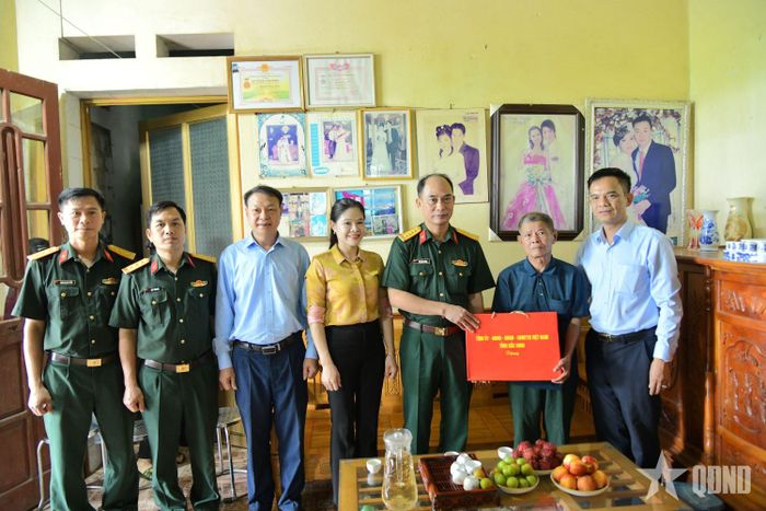  Bộ CHQS tỉnh Bắc Ninh cùng các ban, ngành, đoàn thể địa phương thăm, tặng quà gia đình chịu ảnh hưởng chất độc da cam.  