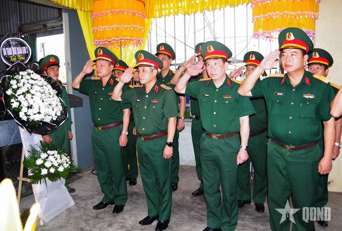  Đoàn công tác Quân khu 3 dành phút mặc niệm Trung sĩ Cao Tuấn Anh.  