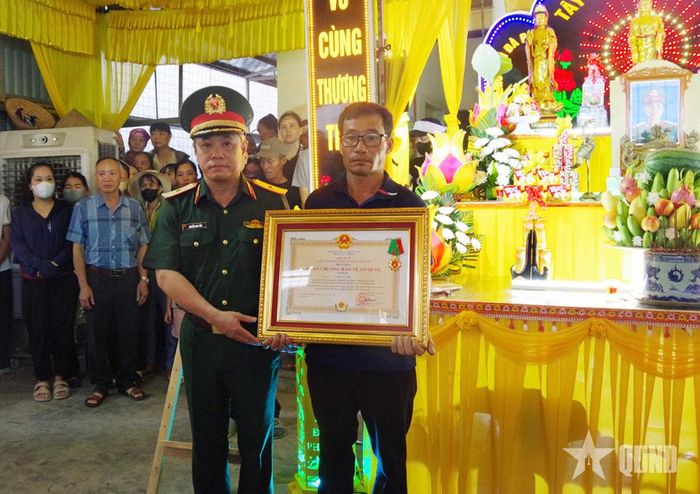  Thừa ủy quyền của Chủ tịch nước, Thiếu tướng Nguyễn Nam Tiến trao Huân chương Bảo vệ Tổ quốc hạng Ba tới đại diện thân nhân của Trung sĩ Cao Tuấn Anh.