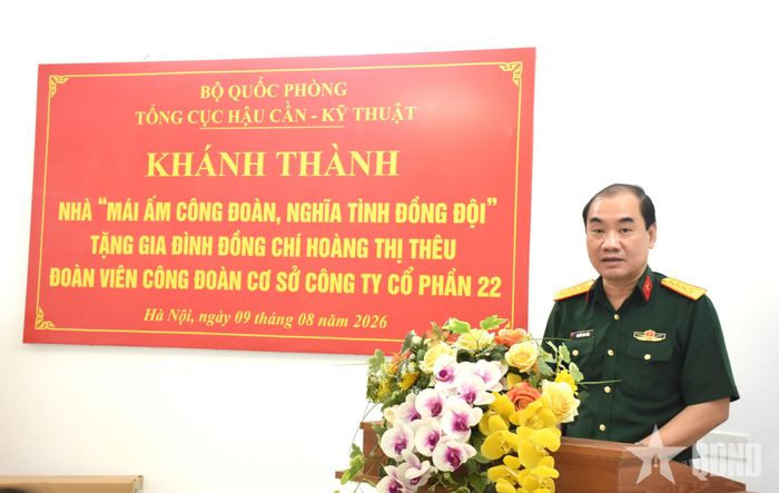 Đại tá Nguyễn Văn Tuấn phát biểu chúc mừng gia đình đồng chí Hoàng Thị Thêu trong ngày khánh thành nhà mới.