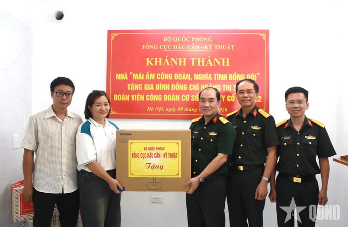 Thủ trưởng Cục chính trị, Tổng cục Hậu cần - Kỹ thuật trao quà tặng gia đình đồng chí Hoàng Thị Thêu.