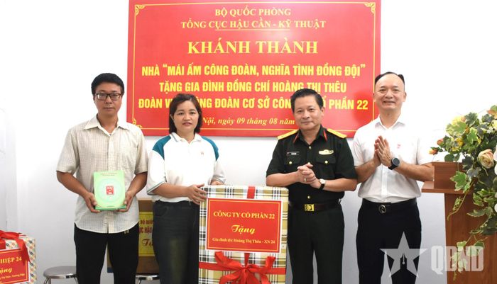 Chỉ huy Công ty Cổ phần 22 trao quà tặng gia đình đồng chí Hoàng Thị Thêu nhân ngày khánh thành nhà mới.