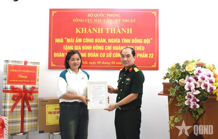 Đại tá Nguyễn Văn Tuấn trao quyết định sử dụng kinh phí "Mái ấm công đoàn, nghĩa tình đồng đội" tặng gia đình đồng chí Hoàng Thị Thêu.