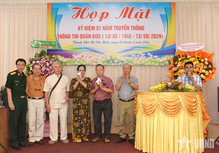 Trao quà tặng cựu chiến binh cao tuổi. 