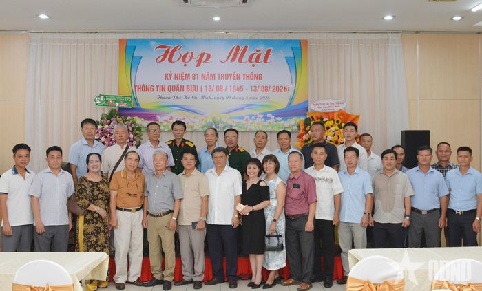 Các đại biểu và cựu chiến binh tham dự họp mặt. 
