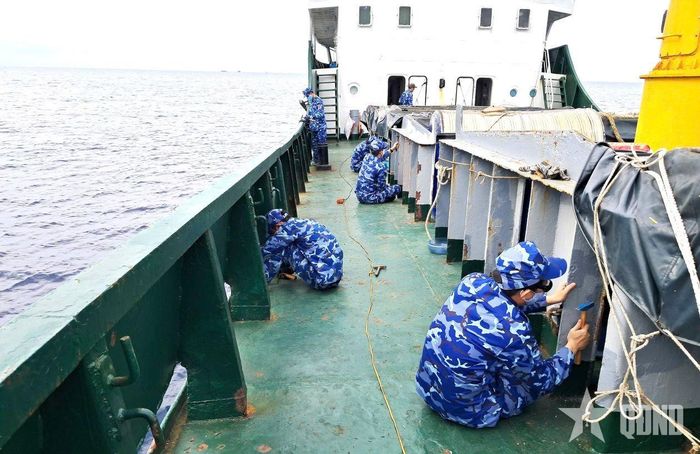 Cán bộ, chiến sĩ Hải đoàn 21 tích cực bảo quản, sơn sửa tàu chuẩn bị cho Hội thi tàu tốt.