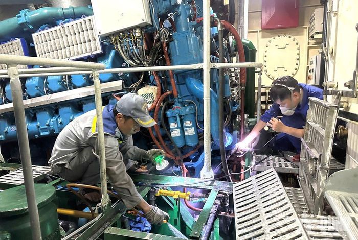 Các tàu tích cực bảo quản các trang bị, máy móc chuẩn bị tham gia hội thi.